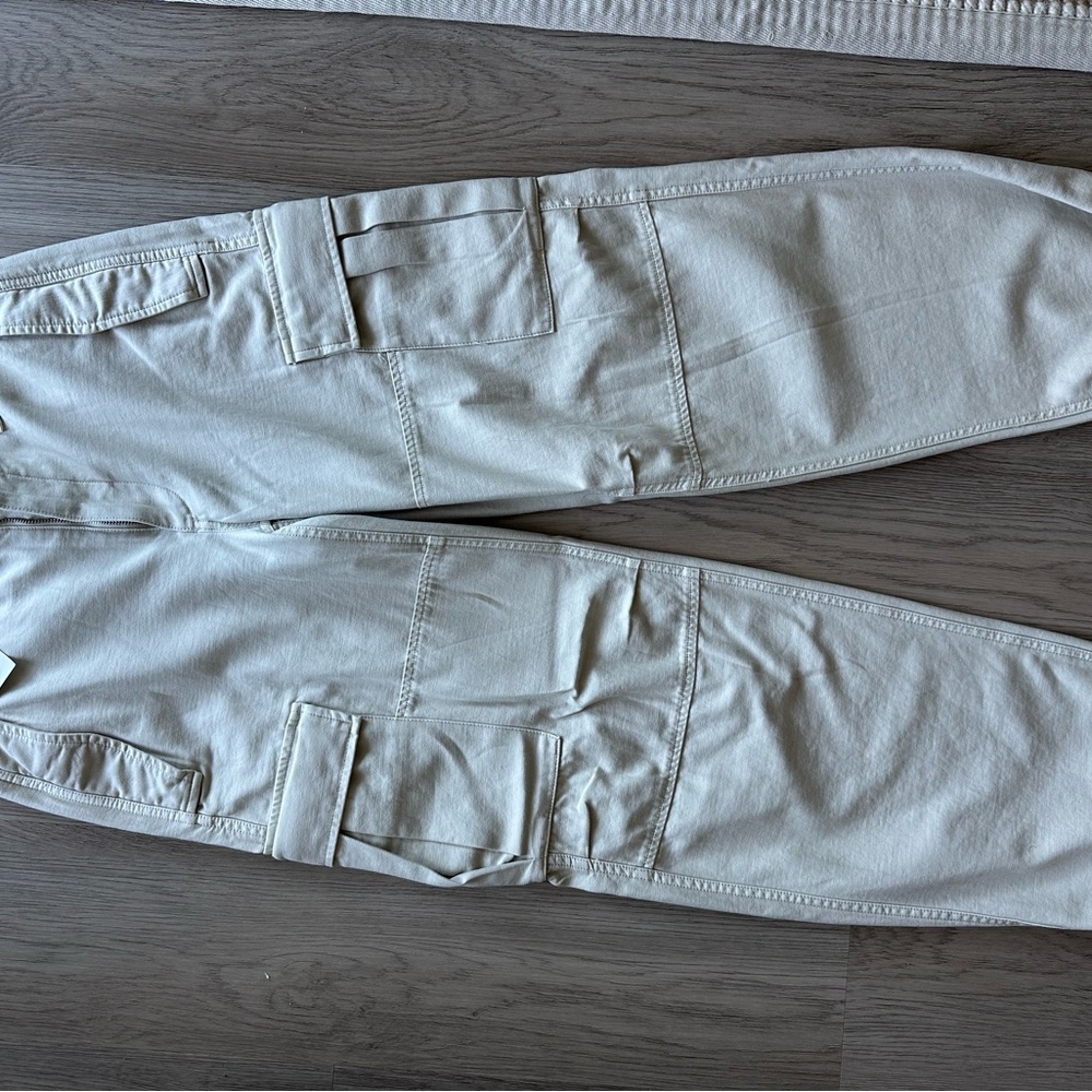 TNA Aritzia NWT size 6 Light Tan Cargo Pants